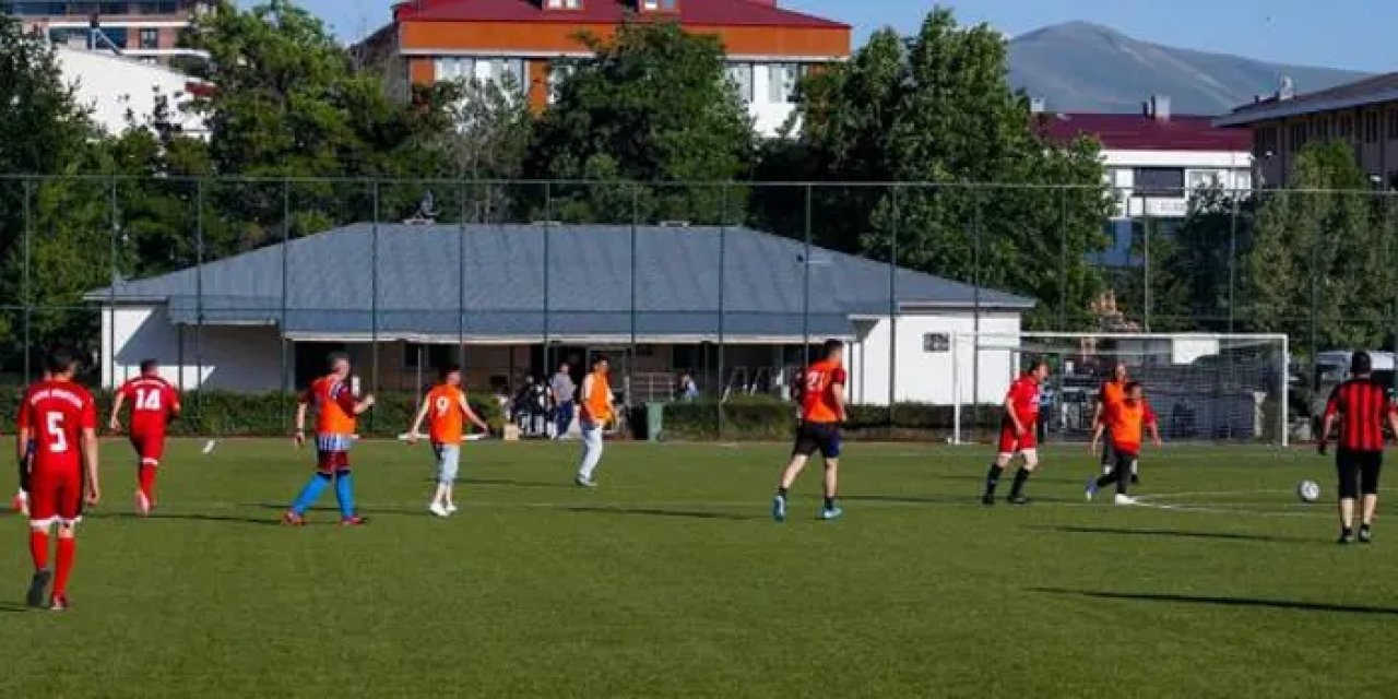 Bayburt’ta koruyucu babalar futbol turnuvasında buluştu!