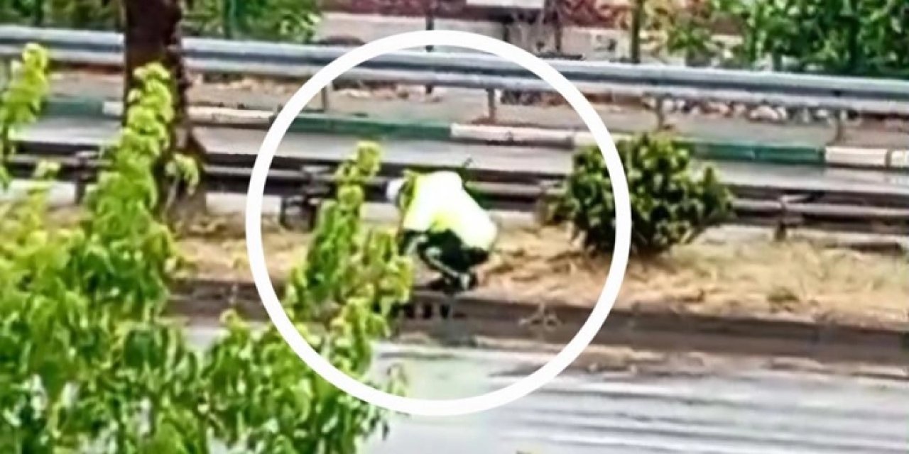 Samsun’da yağmur suyu trafiği kilitledi, polis elleriyle müdahale etti!