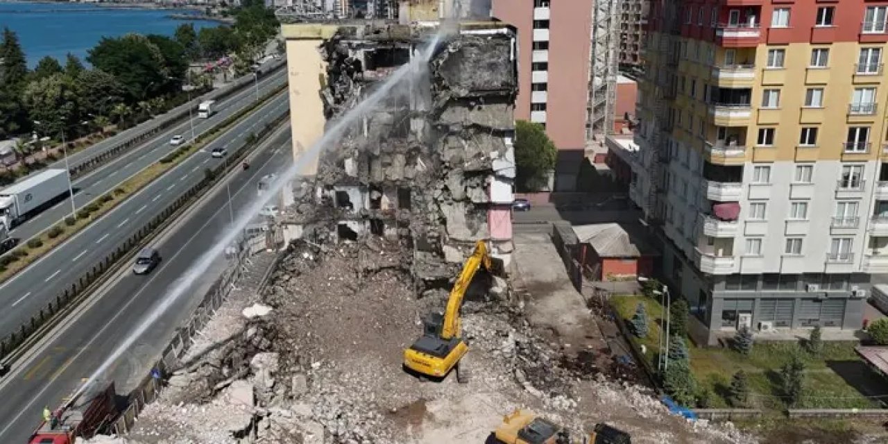 Rize’de boşaltılan binaların yıkımı sürüyor!