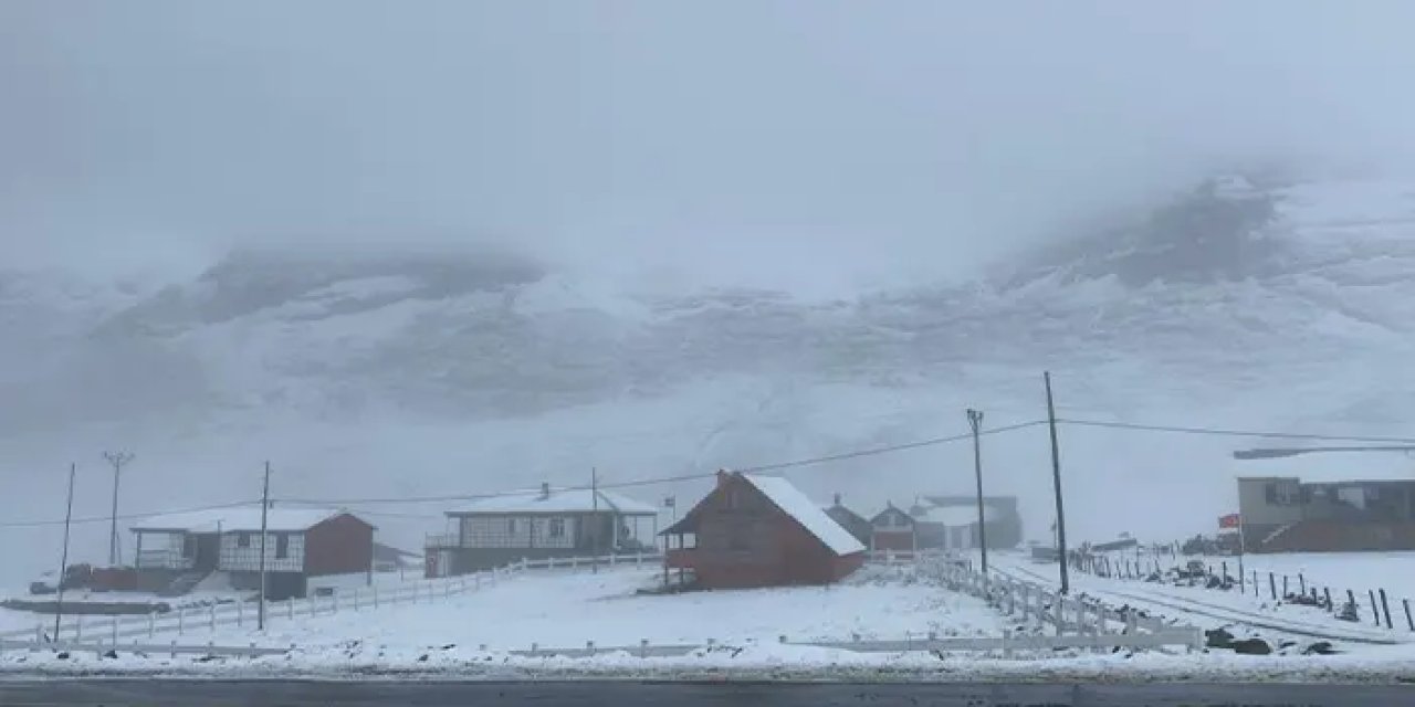 Yaz ortasında kar sürprizi! Rize yaylaları beyaza büründü