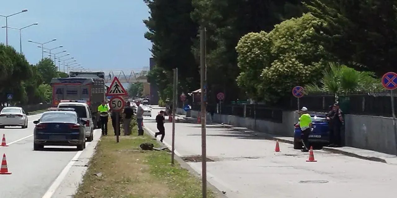 Samsun’da korkutan kaza! Otomobil jandarma duvarına çarptı