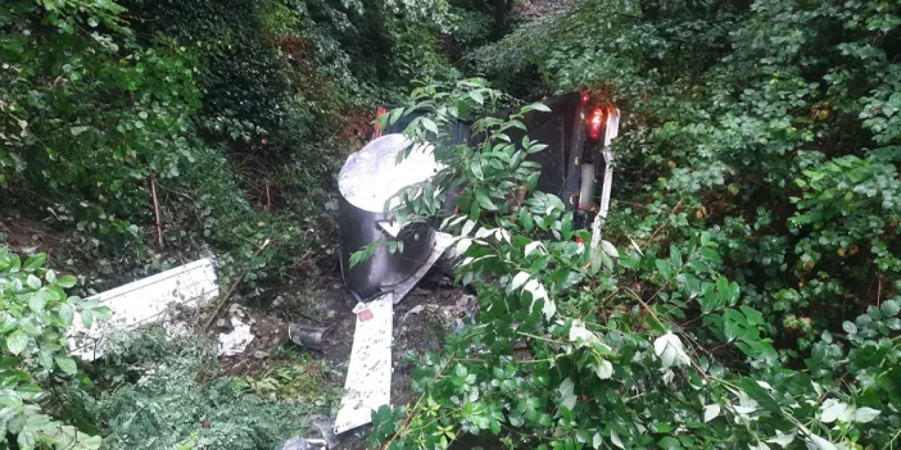 Samsun'da süt toplama aracı ormanlık alana devrildi! 2 kişi yaralandı