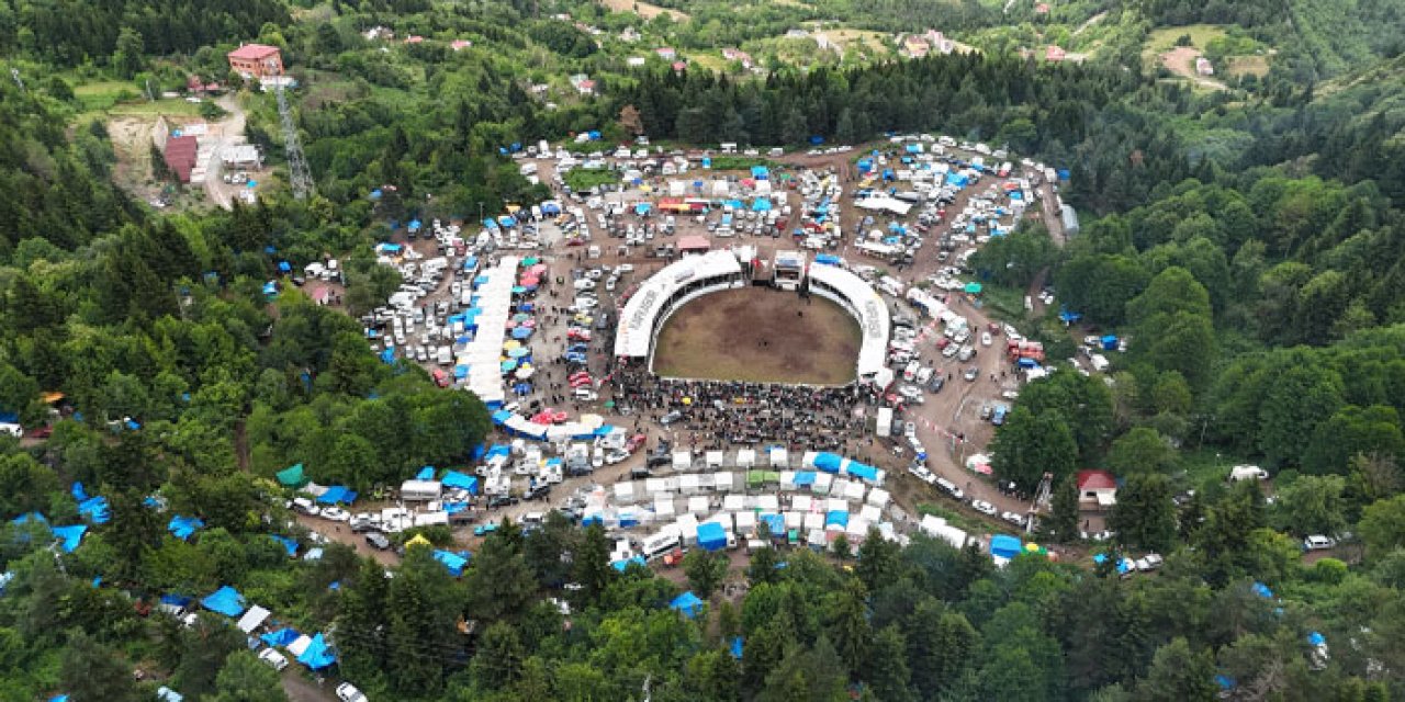 Artvin’de 44. Kafkasör Festivali boğa güreşleriyle coştu!