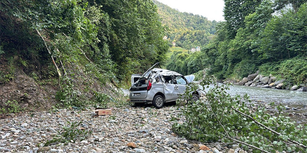Rize'de hakimiyetini kaybeden araç dereye uçtu!