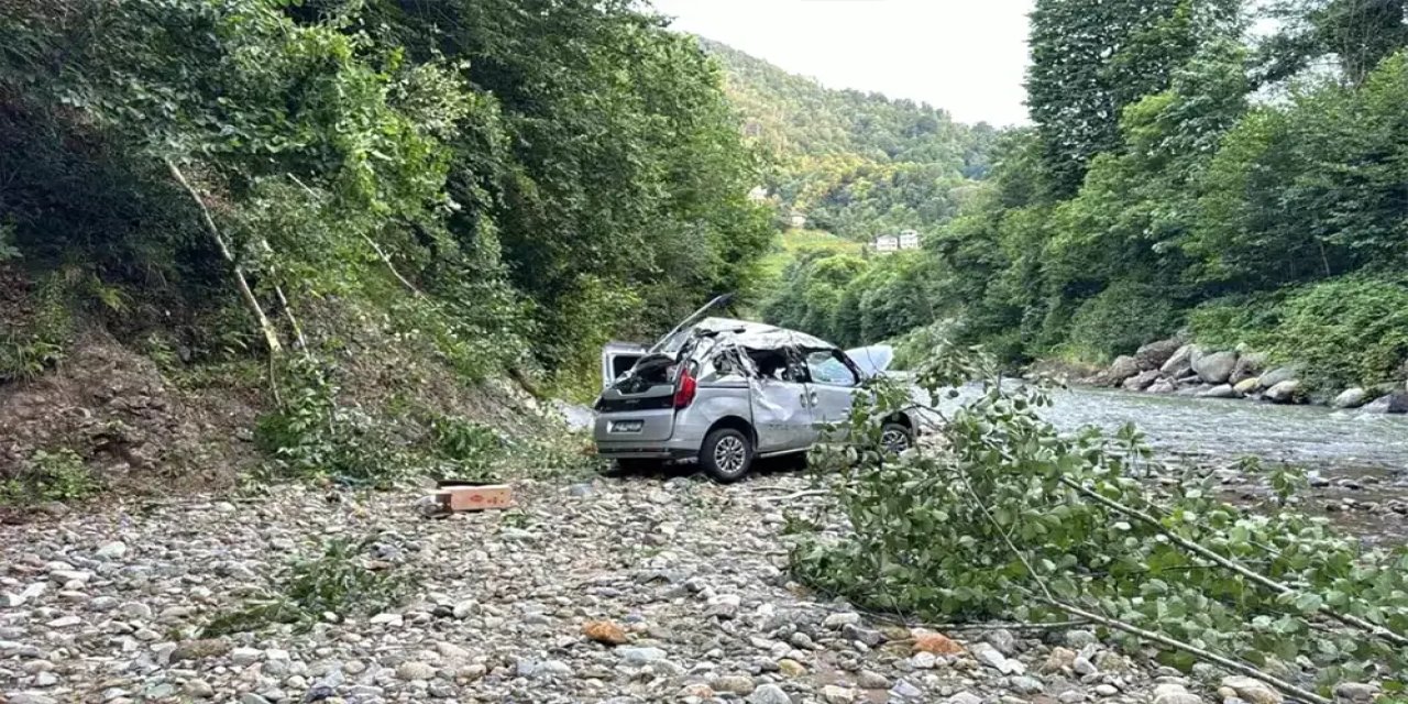Rize'de kontrolden çıkan hafif ticari araç dereye yatağına devrildi!