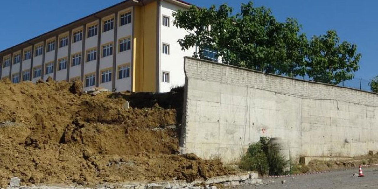 Samsun’da lise bahçe duvarı yıkılma riski nedeniyle kontrollü olarak yıkıldı!
