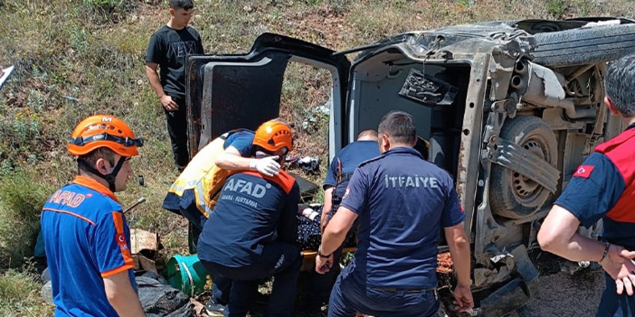 Gümüşhane'de hafif ticari araç takla attı! 3 kişi yaralı
