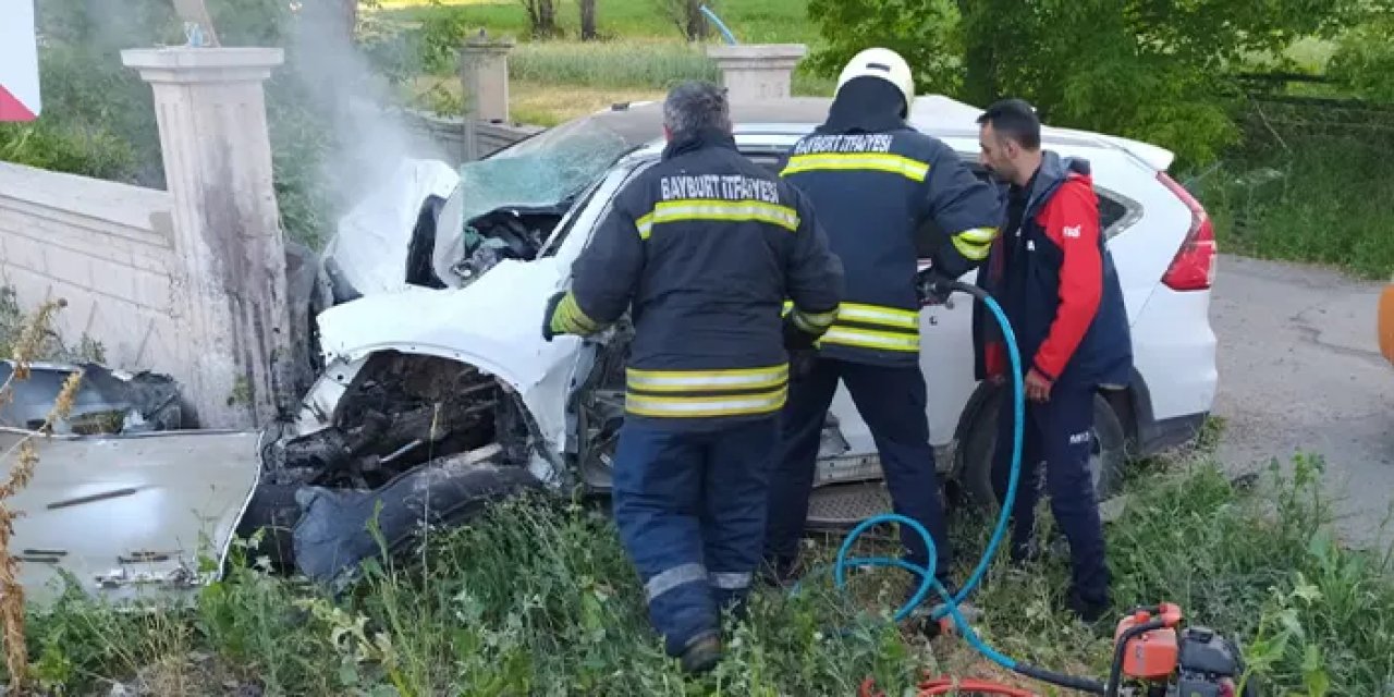 Bayburt'ta direksiyon hakimiyetini kaybeden sürücü istinat duvarına çarptı!