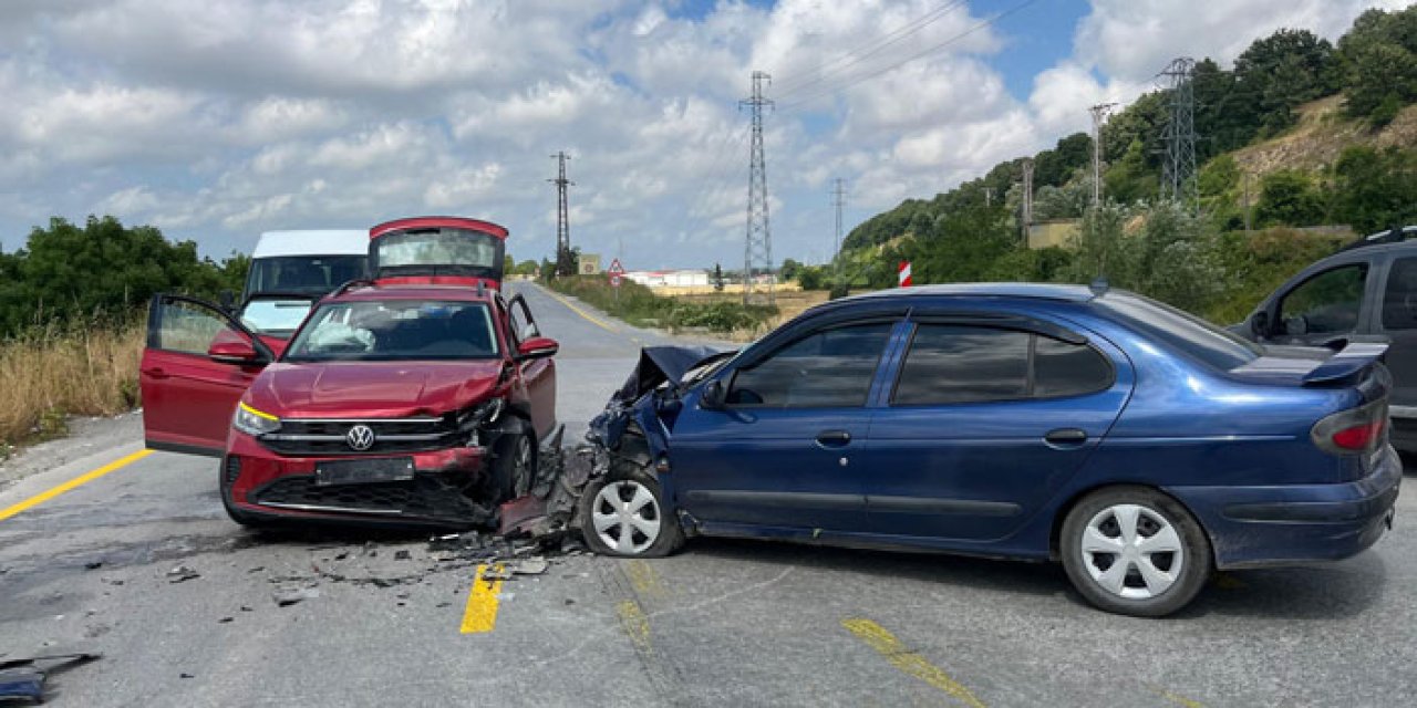 Samsun'da iki otomobil birbirine çarptı! Sürücüler hastaneye kaldırıldı