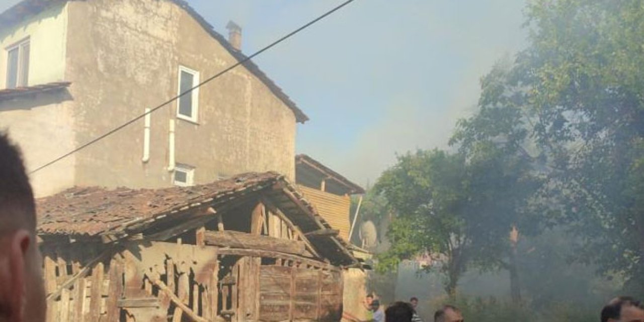 Samsun Vezirköprü’de çıkan yangında ahşap ev kül oldu