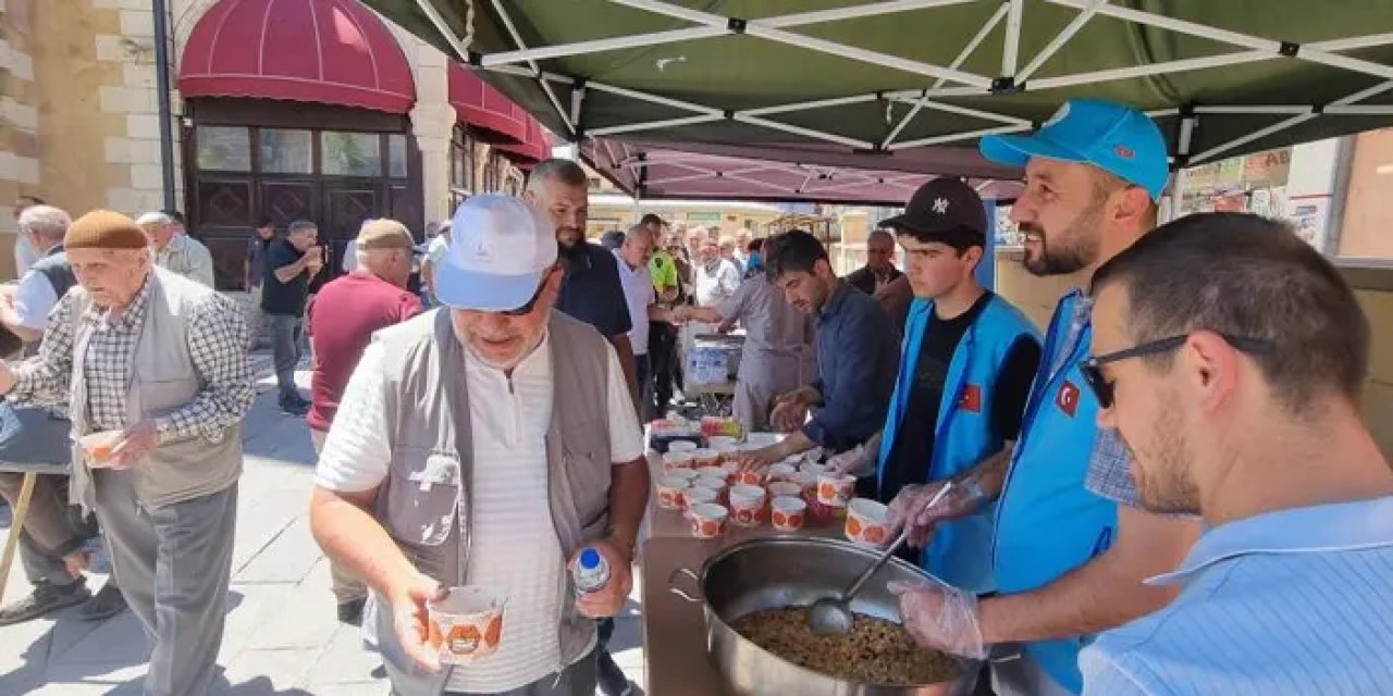Bayburt’ta vatandaşlara aşure ikramı!