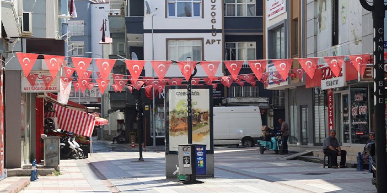 Samsun Canik'te caddeler Türk bayraklarıyla donatıldı