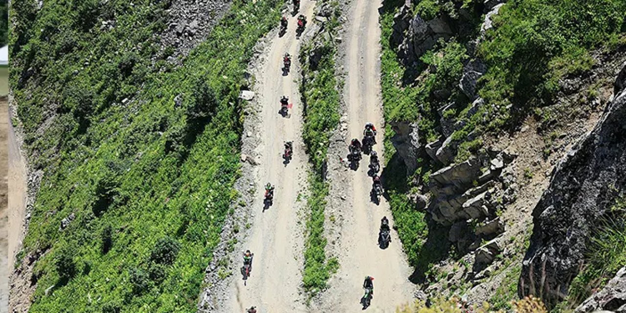 Bayburt'ta "Dünyanın en tehlikeli yolu'' motosiklet tutkunlarına eşsiz bir deneyim yaşattı!'