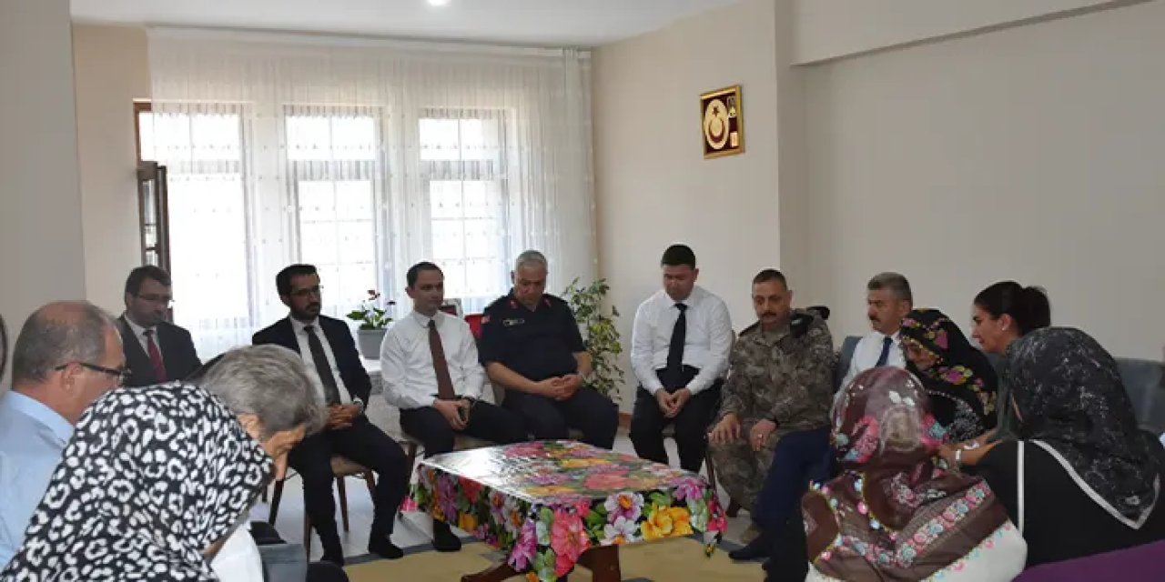 Artvin Valisi Turan Ergün, 15 Temmuzda şehit olan vatandaşların evini ziyaret etti!