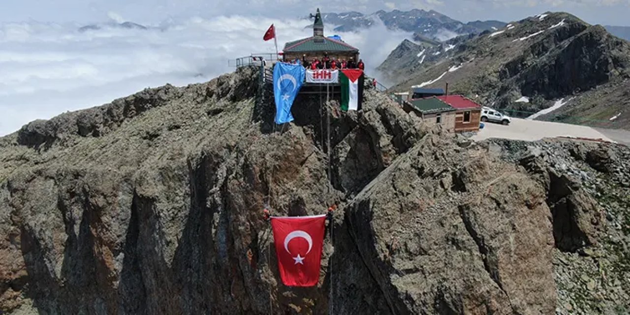Trabzon'da İHH ekipleri 3 bin 200 rakımda Türk bayrağını dalgalandırdı!