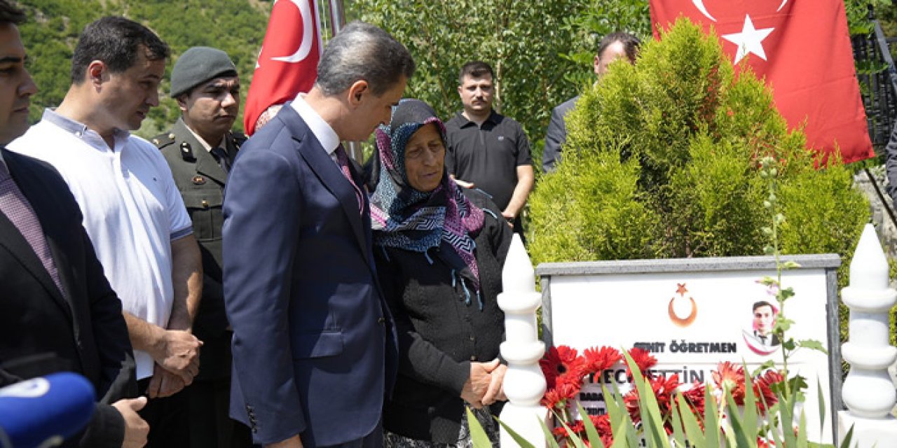 Şehit öğretmen Necmettin Yılmaz mezarı başında anıldı