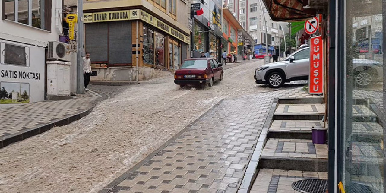 Gümüşhane'de sağanak su baskınına yol açtı!