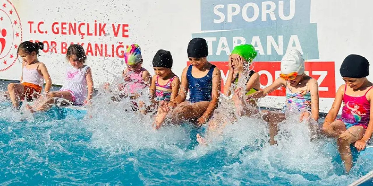 Samsun'da 400 çocuk yüzmeyi ücretsiz öğreniyor!