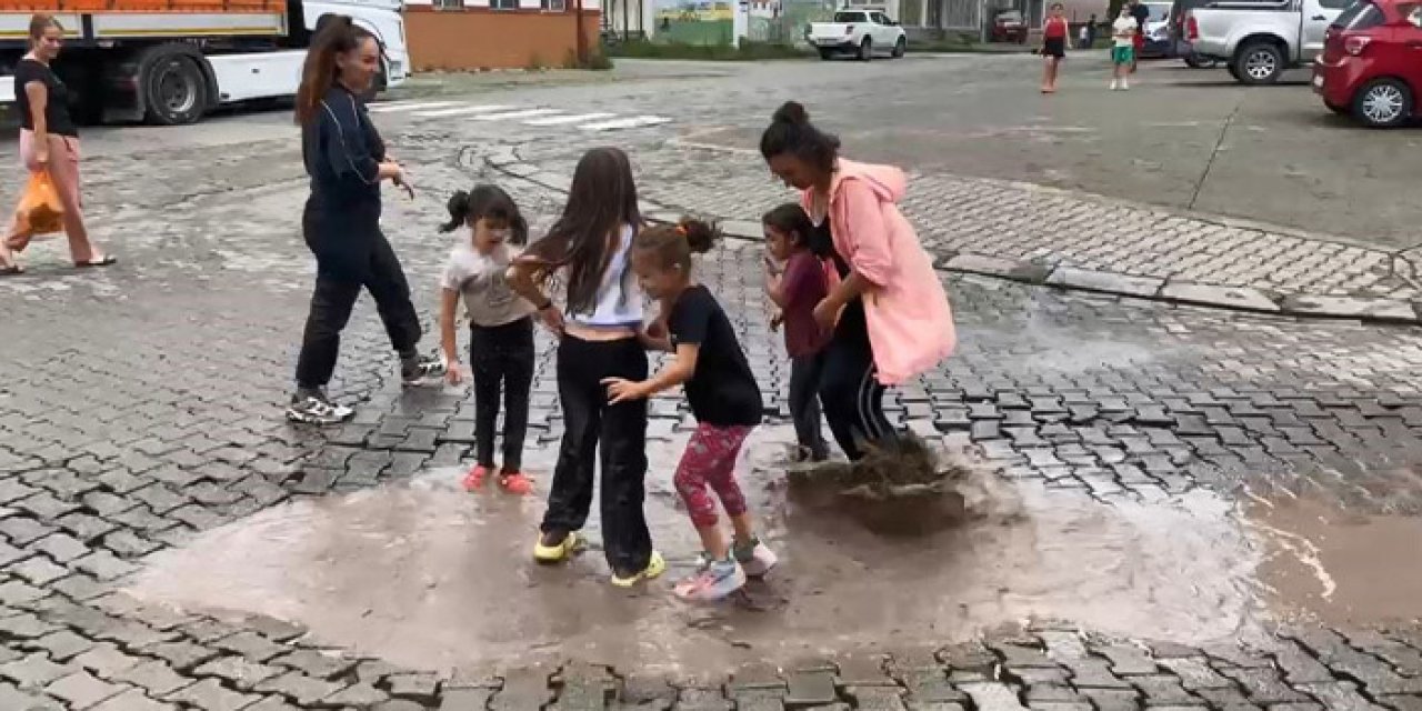 Artvin'de yağmur sonrası eğlence kameralarda!