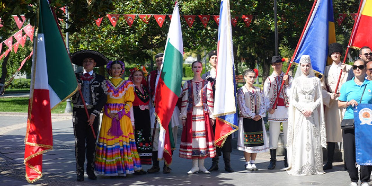 Samsun'da halk oyunları festivali  renkli başladı