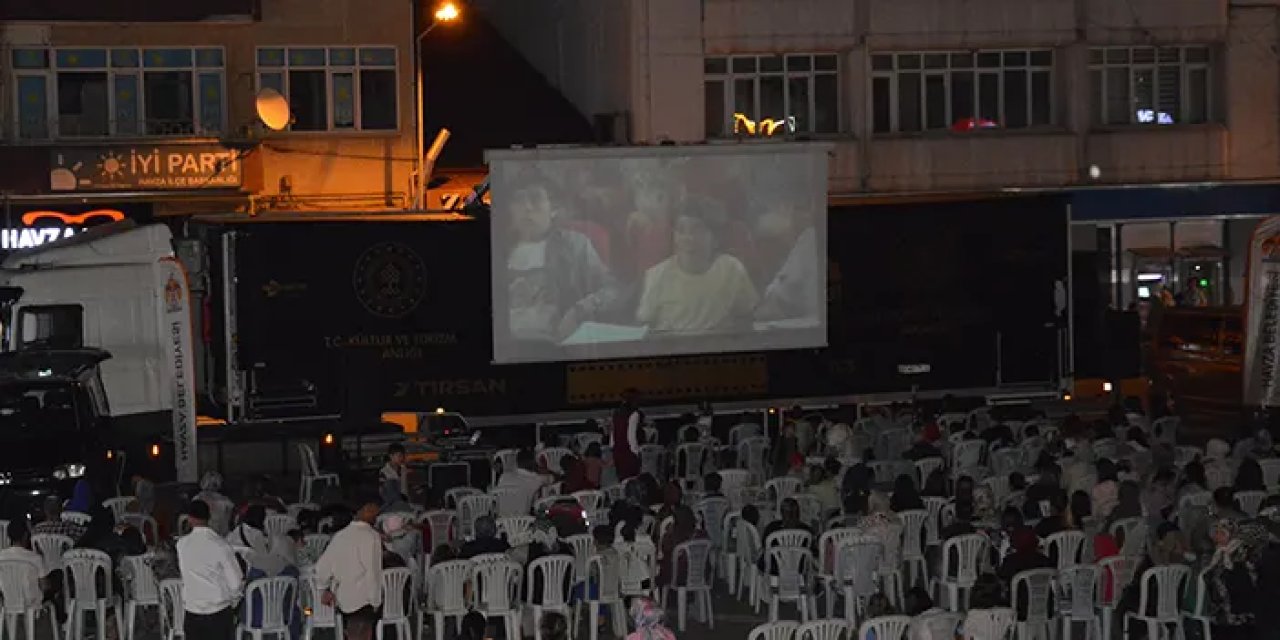 Gezen sinema tırı Samsun'da çocuklarla buluştu!