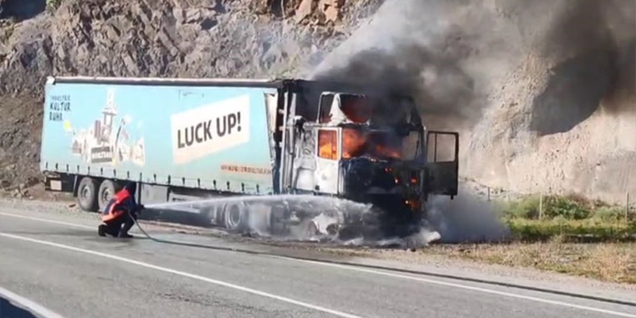 Artvin-Borçka yolunda seyir halindeki tır alev alev yandı!