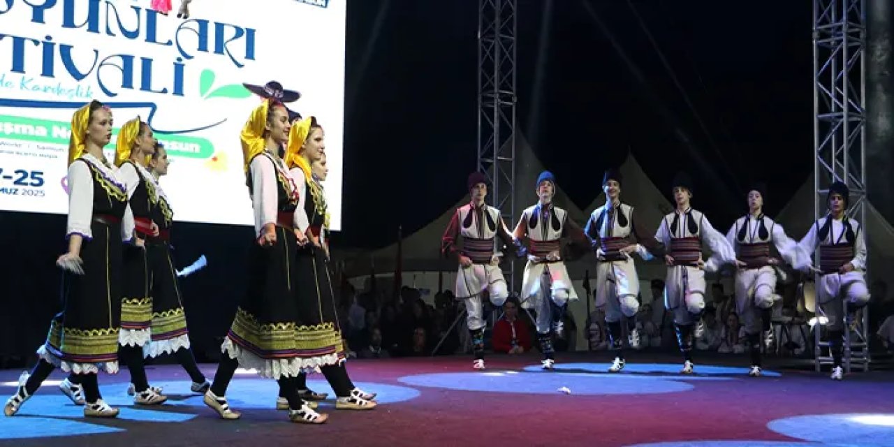 Samsun’da kültürler dans ediyor: 35. Uluslararası Halk Oyunları Festivali başladı