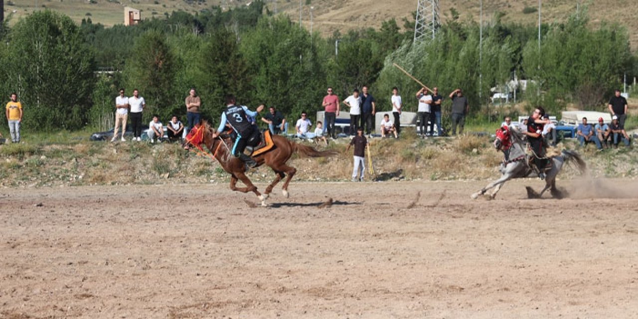 Bayburt’ta 29. Uluslararası Dede Korkut Kültür ve Sanat Şöleni’nde Cirit Gösterisi ilgiyle izledi!