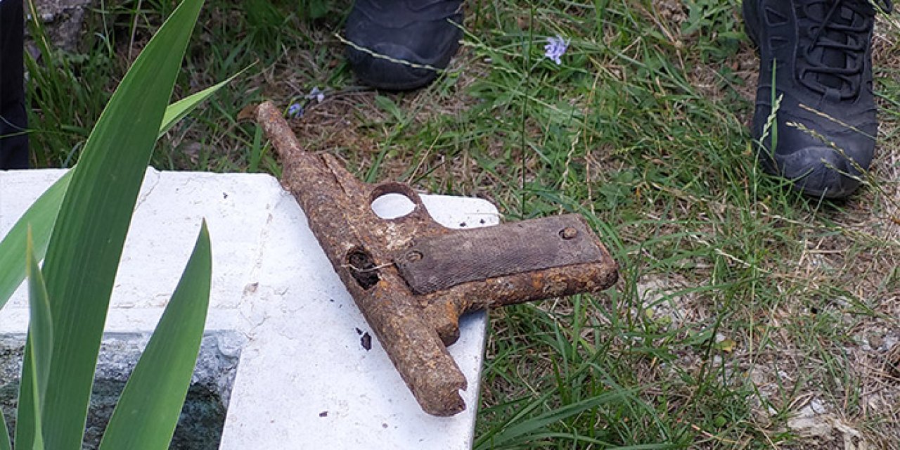 Samsun’da mezar kazısında tarihi tabanca bulundu!