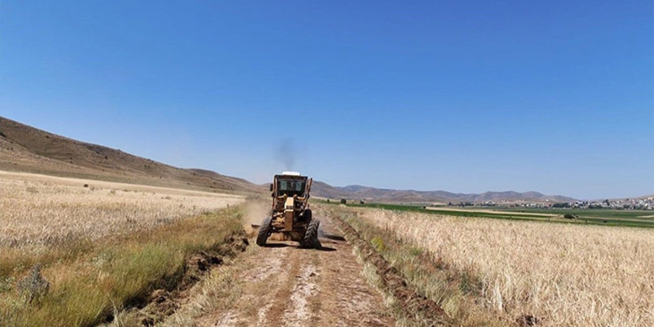 Bayburt'un Demirözü ilçesinde tarla yolları yenileniyor
