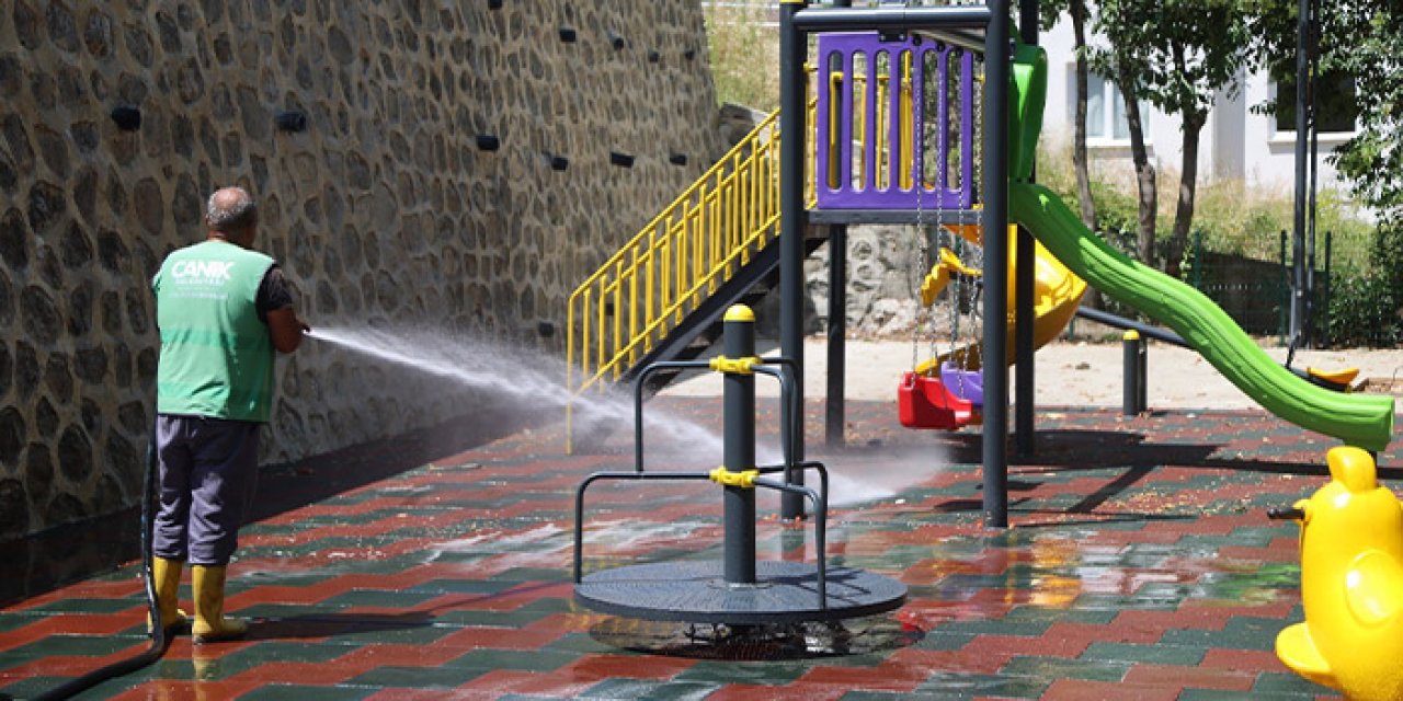 Samsun'un Canik belediyesi temizlik çalışmalarını sürdürüyor