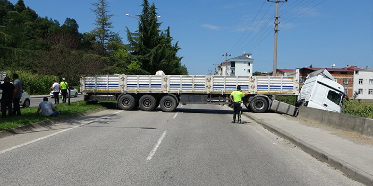 Ordu'da freni boşalan tır asılı kaldı, facia kıl payı atlatıldı