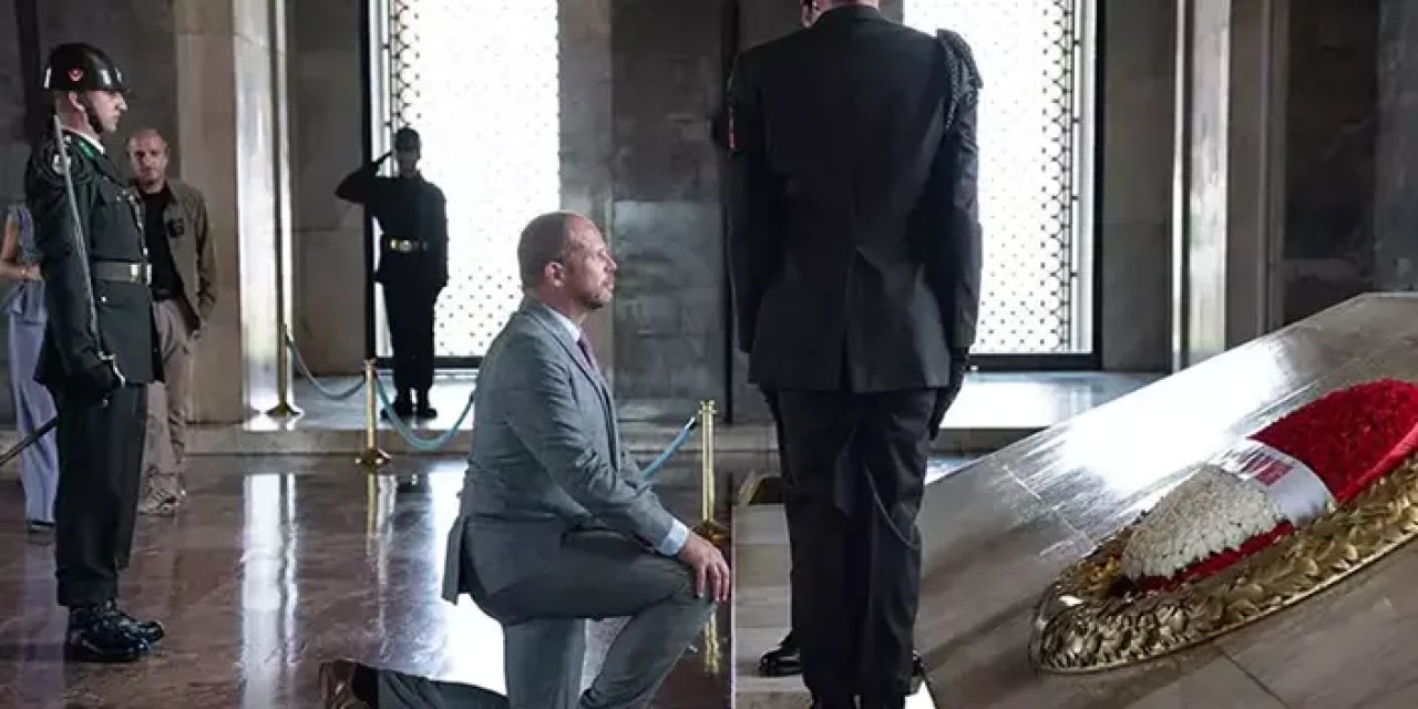 Belçika Savunma Bakanı, Anıtkabir'de diz çökerek saygı duruşunda bulundu