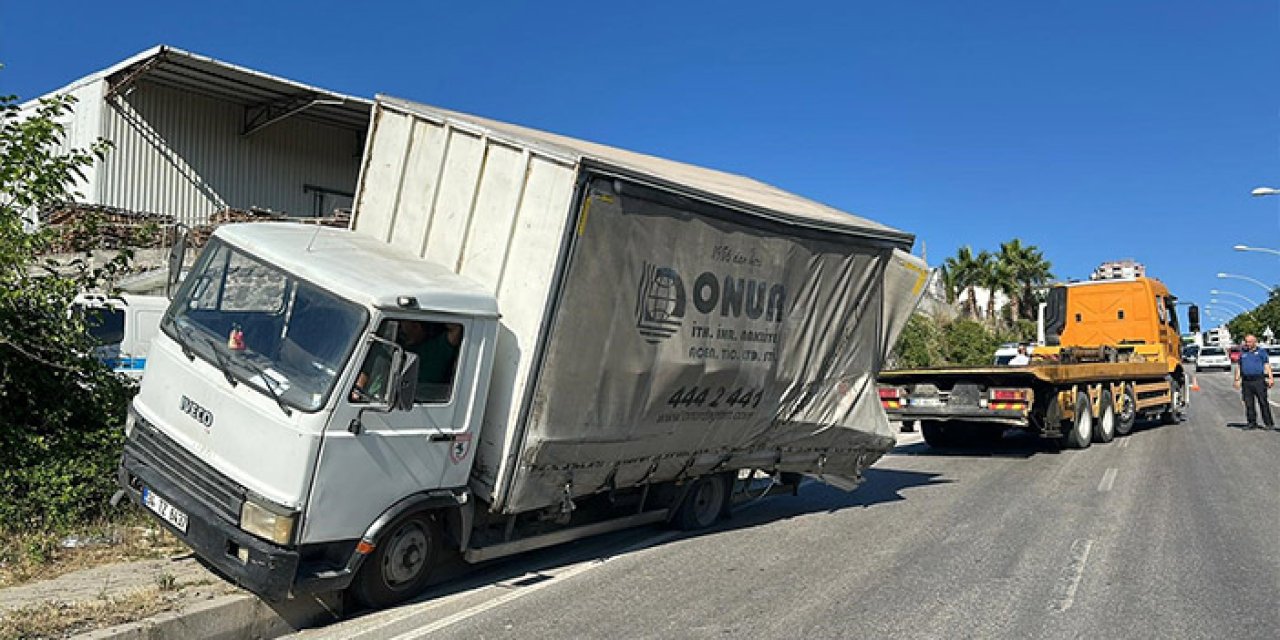 Samsun’da frenleri patlayan kamyonet kaldırıma çıkarak faciayı önledi