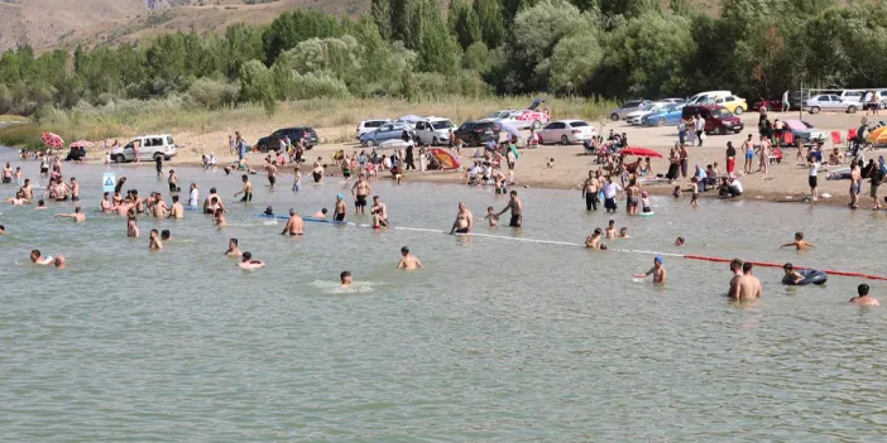 Bayburt’ta sıcaktan bunalan vatandaş çareyi Çoruh Nehri’nde buldu