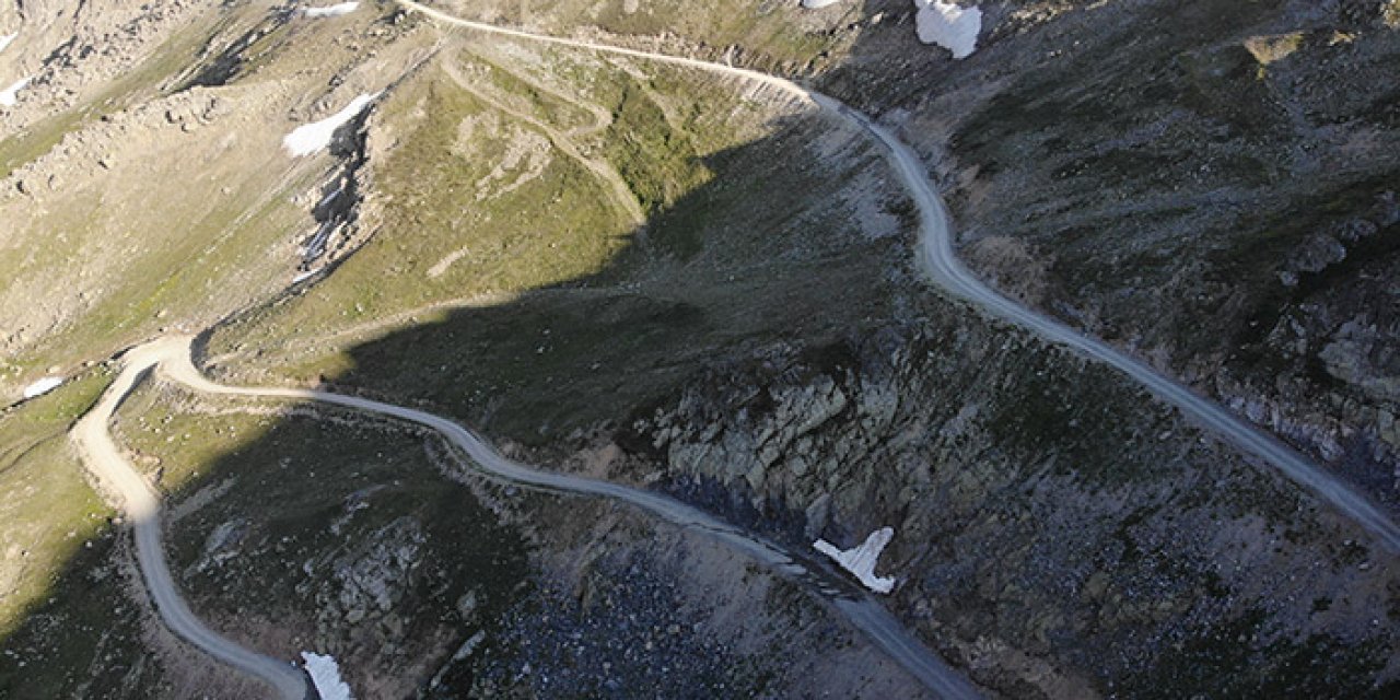 Bayburt Üzengili yaylası yolu tepki çekiyor! “Yaylaya çıkana kadar taş düşürür”