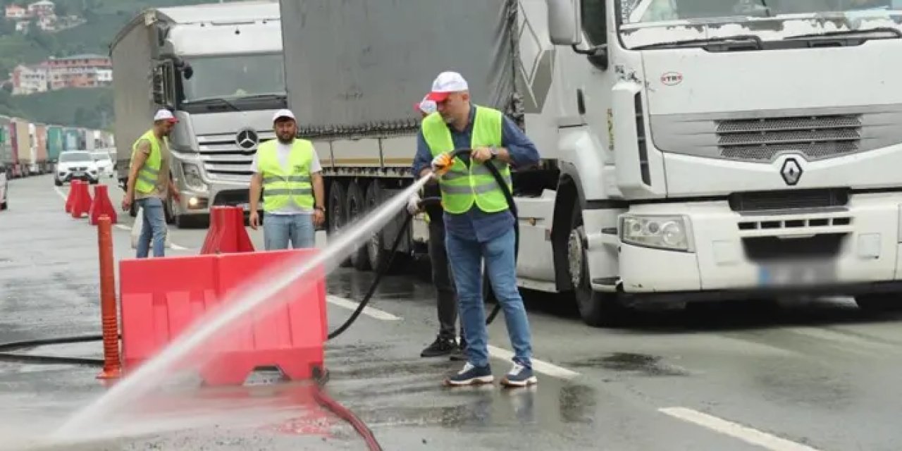 Artvin’de gönüllüler yol kenarında tırlardan atılan çöpleri temizlediler