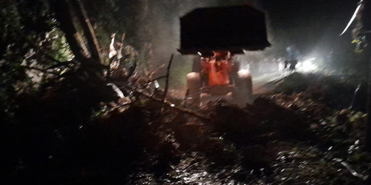 Rize'de şiddetli sağanak yağış sonrası heyelan meydana geldi