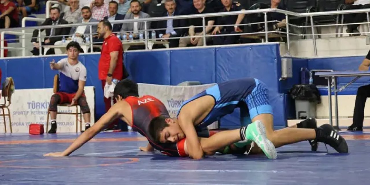 Artvin’de Mehmet Sosanoğlu anısına Uluslararası Güreş Turnuvası