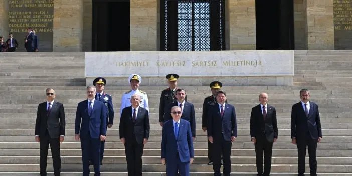 Cumhurbaşkanı Erdoğan Anıtkabir'de: "Aziz Atatürk, krizlerin arttığı bir dönemde bir kez daha huzurunuzdayız"