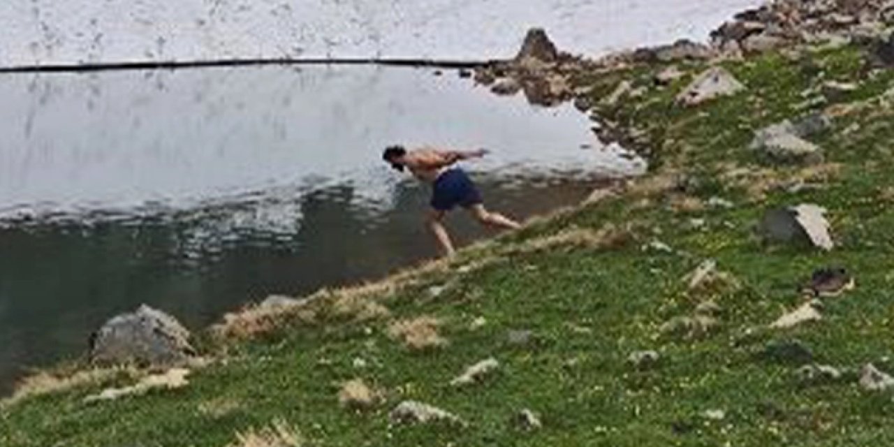 Artvin’de yaz ortasında karla kaplı göle girdiler