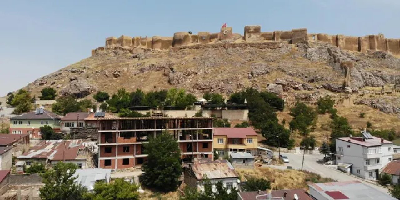 Bayburt Kalesi’nin önüne beton bina şoku!