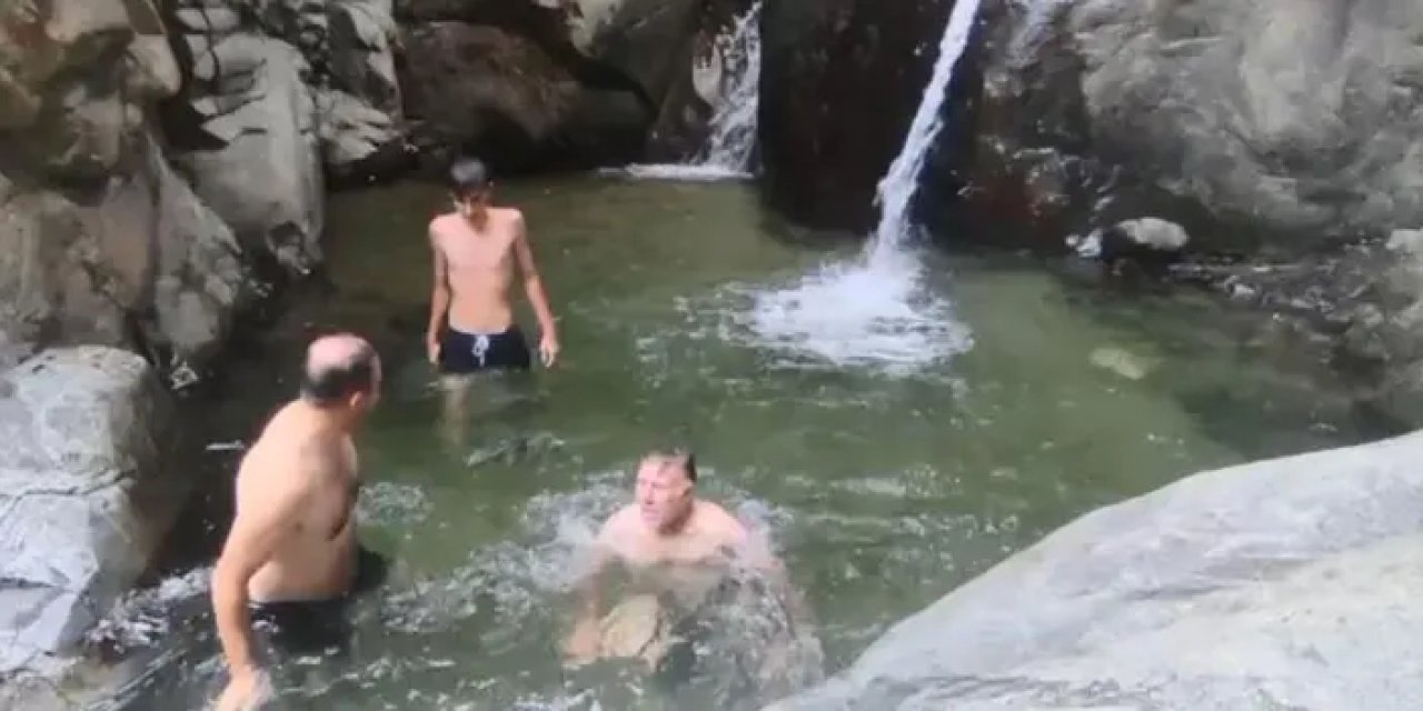 Artvin’de sıcaktan bunalan vatandaş soluğu Ayı Hamamı’nda alıyor