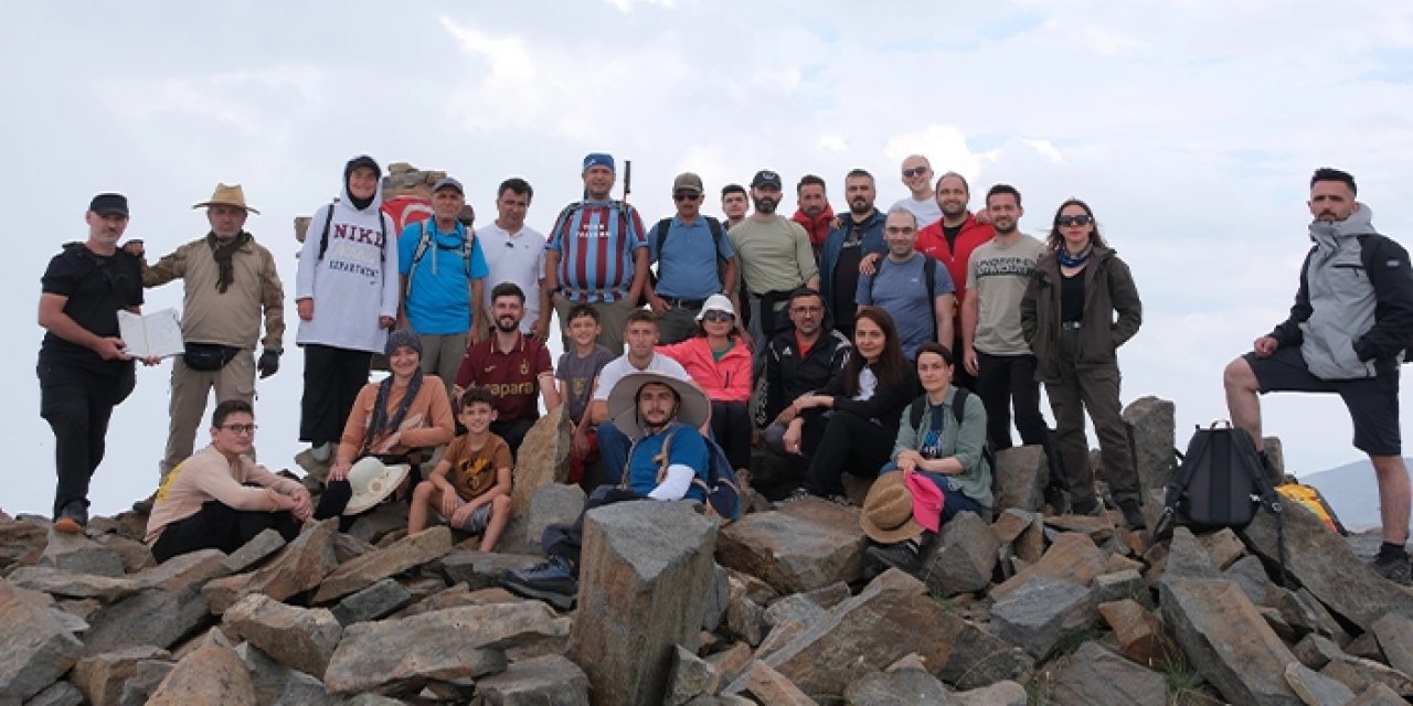 28 sporcu Gümüşhane'nin zirvesinden 'Ormanları Koru' mesajı verdi