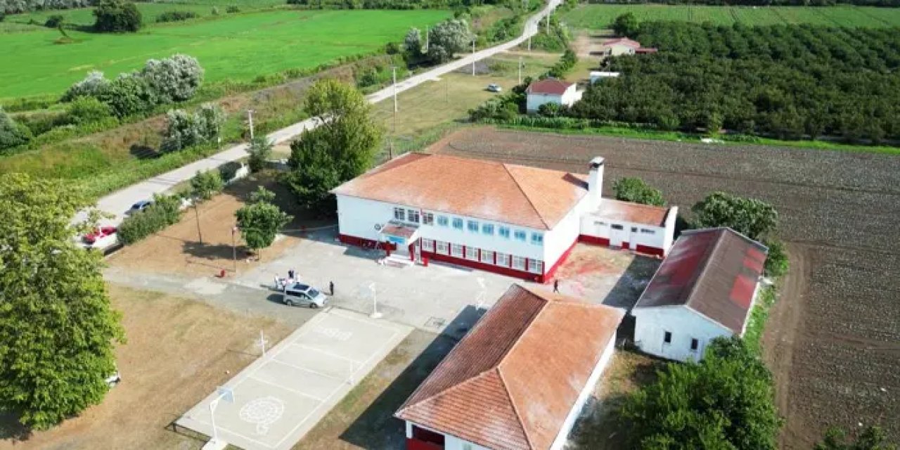 Samsun’da taraftarlar okulu kırmızı-beyaza boyadı