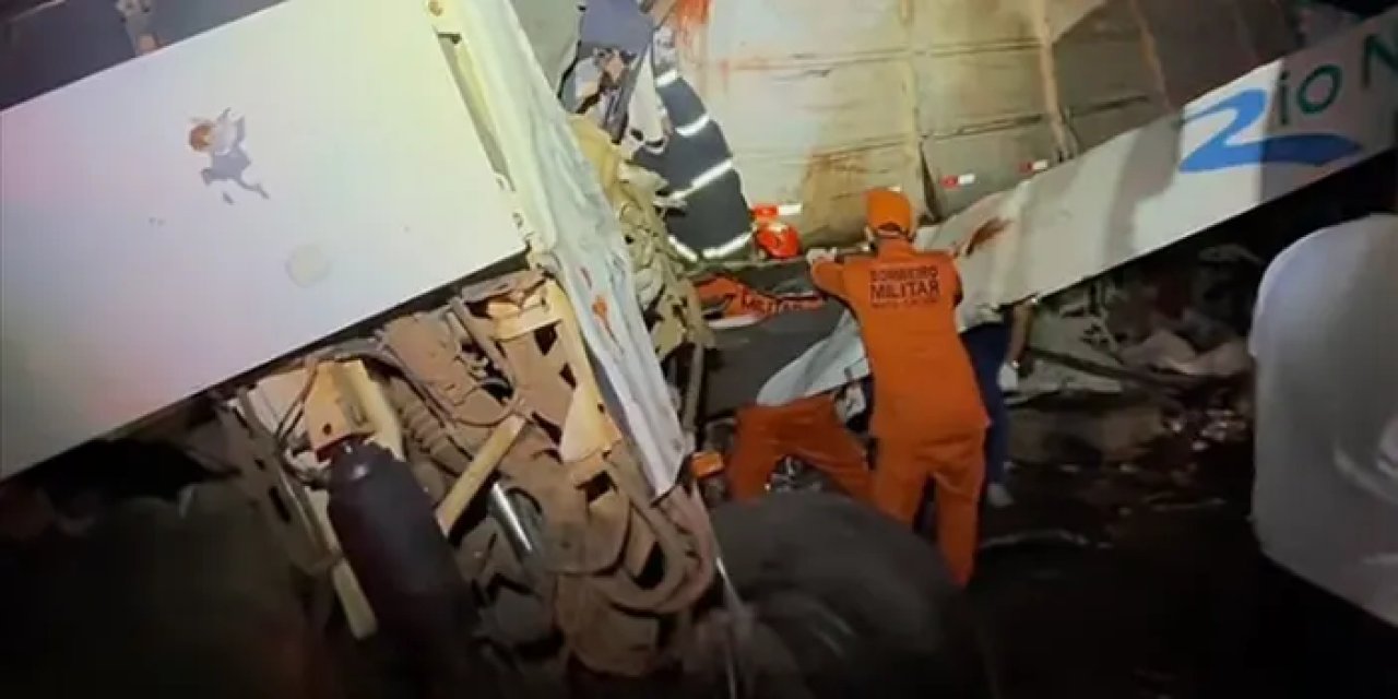 Feci kaza! Yolcu otobüsü kamyonla çarpıştı! 11 kişi öldü, 45 kişi yaralandı