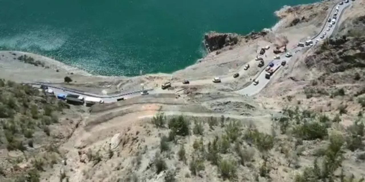 Artvin’de heyelan sonrası ulaşım kontrollü sağlanmaya başladı!