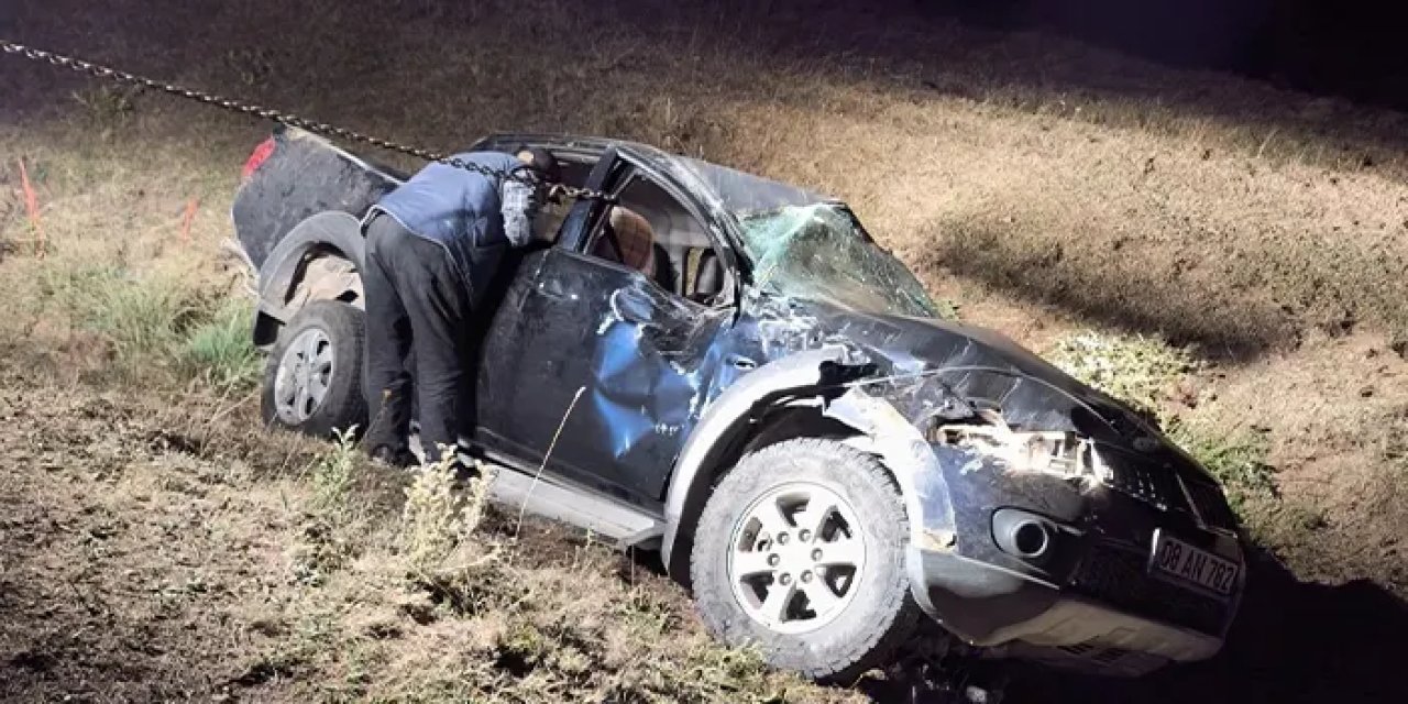 Artvin'de kamyonet şarampole devrildi!