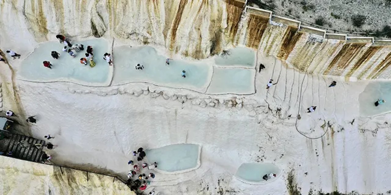 Giresun'da bulunan Göksu Travertenleri gelen ziyaretçileri kendine hayran bırakıyor