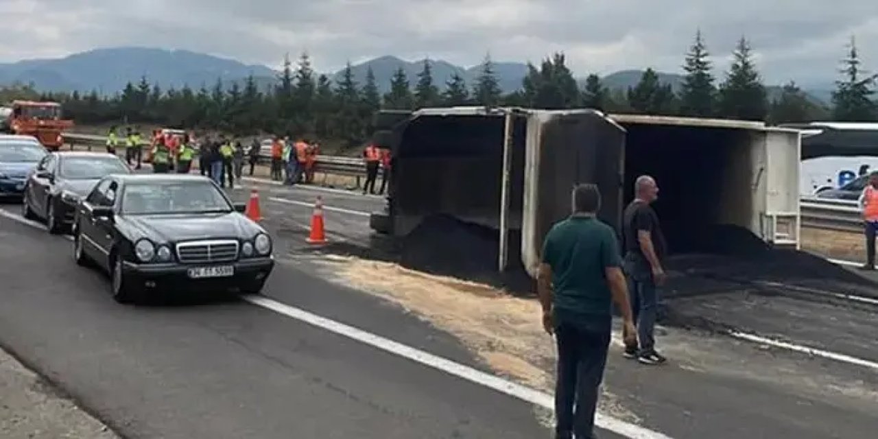 Anadolu Otoyolu’nda kamyon devrildi! İstanbul yönü ulaşıma kapandı